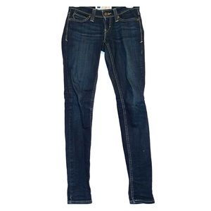 Dark blue Levi’s skinny jeans